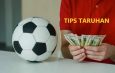 pegang uang saat taruhan bola